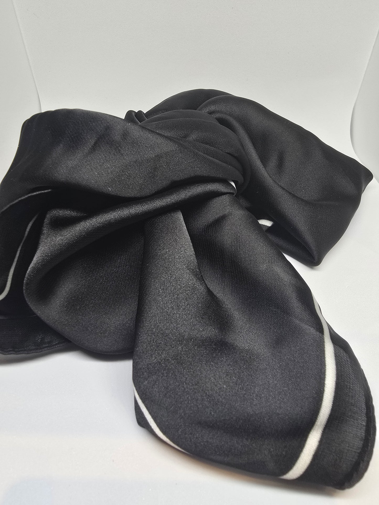 Foulard noir à rayure blanche