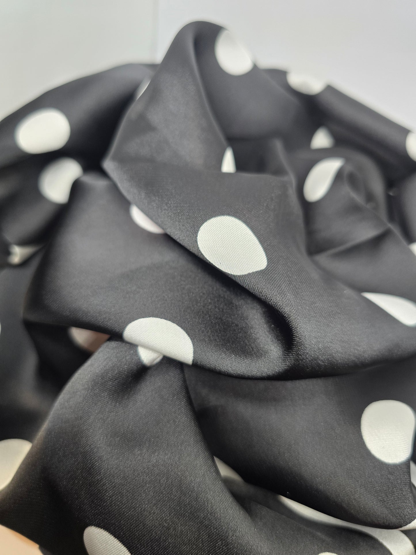 Foulard noir à pois