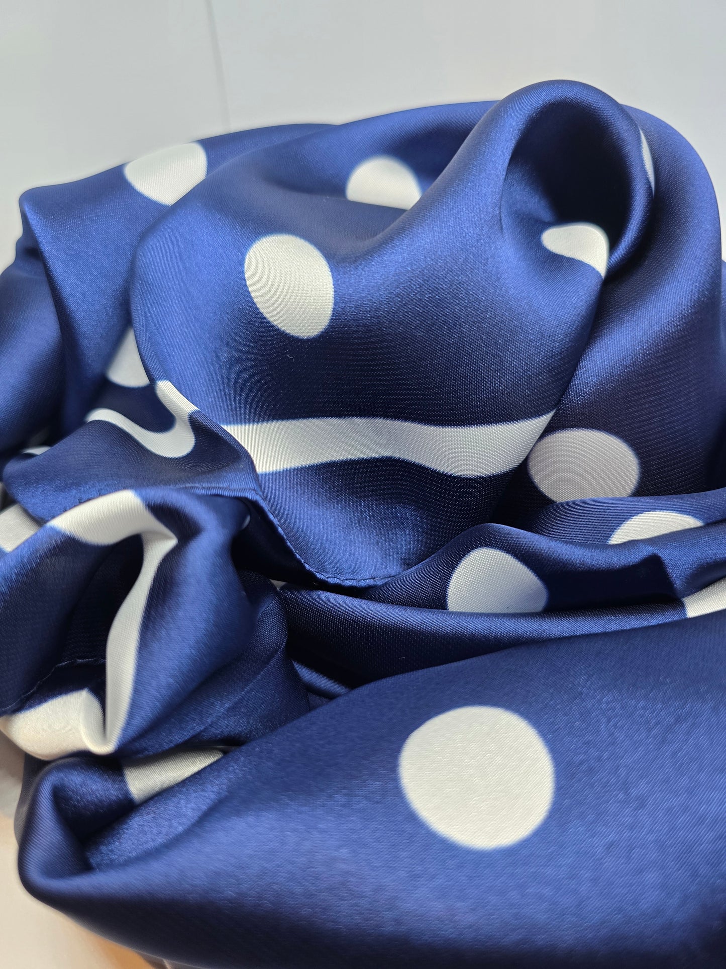 Foulard bleu à pois