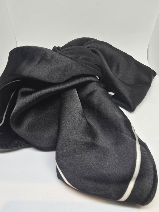 Foulard noir à rayure blanche