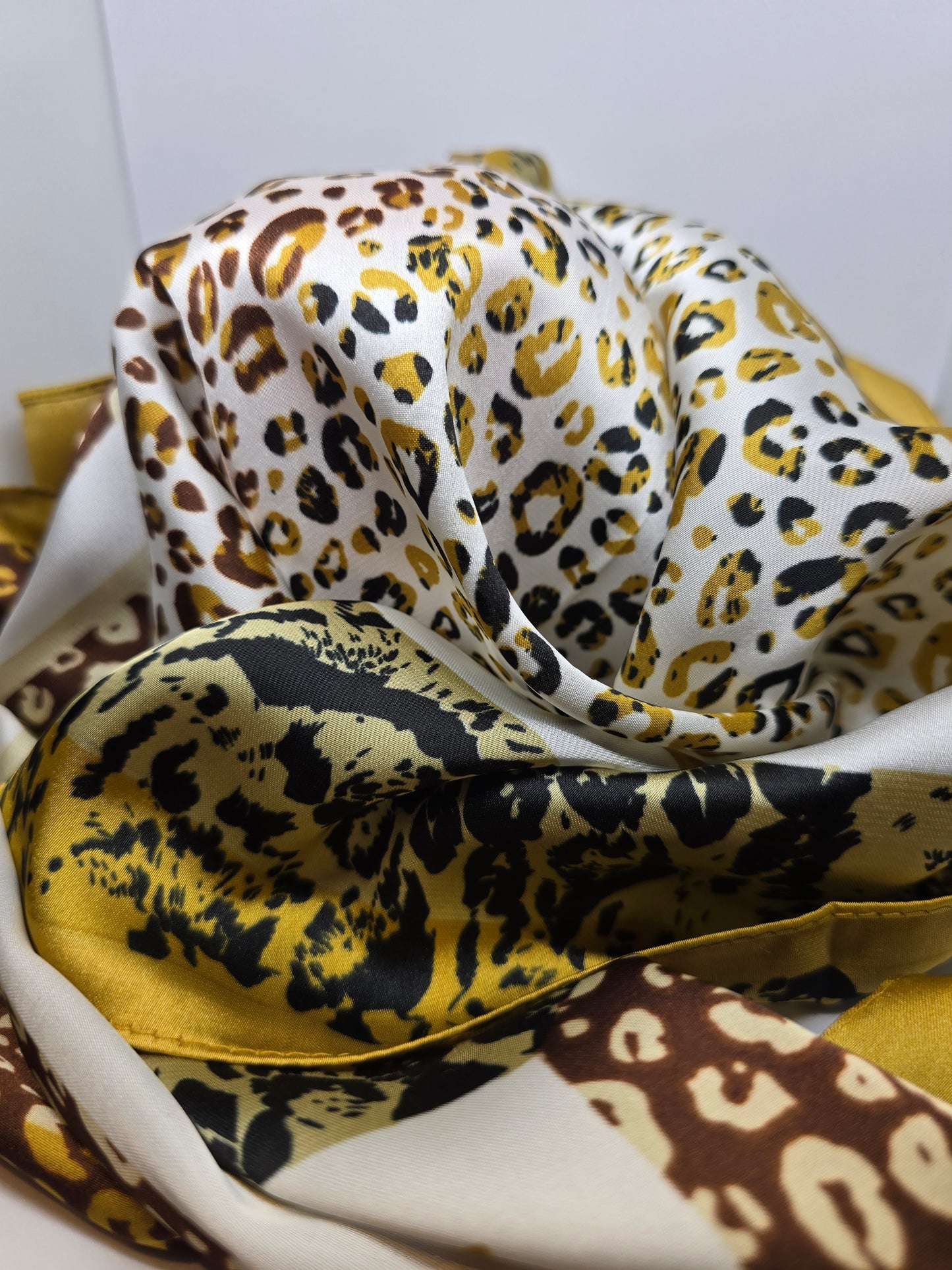 Foulard léopard moutarde