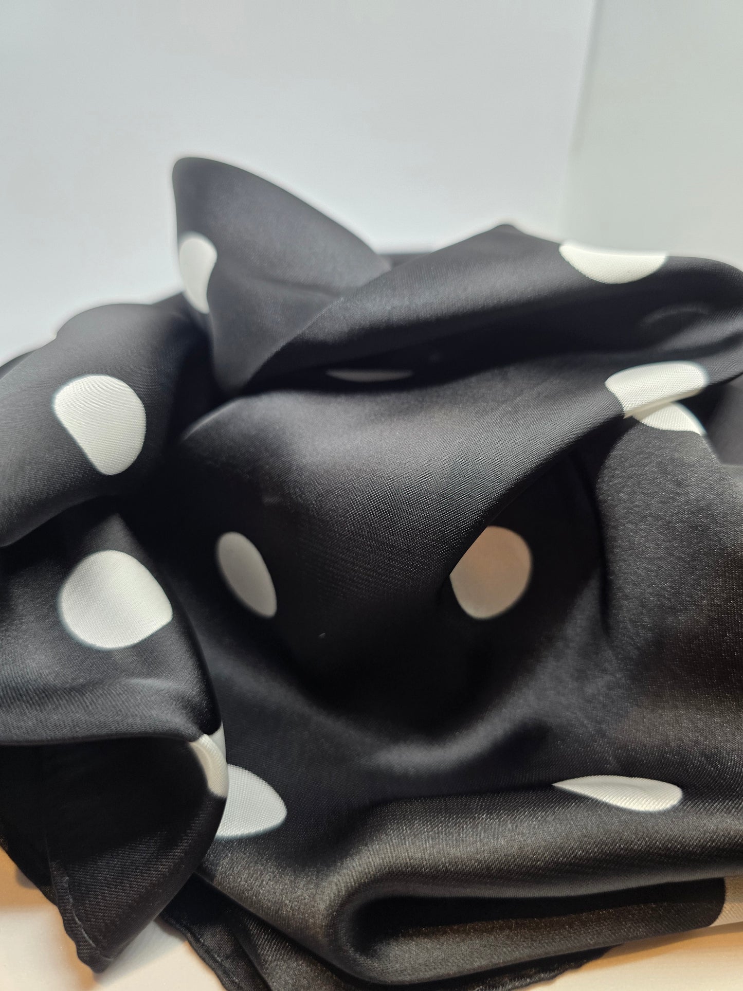 Foulard noir à pois