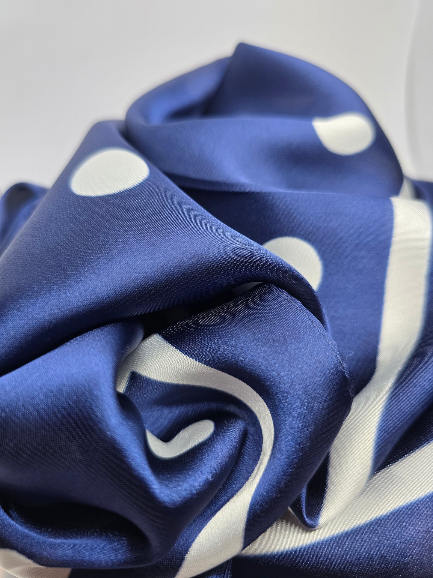 Foulard bleu à pois