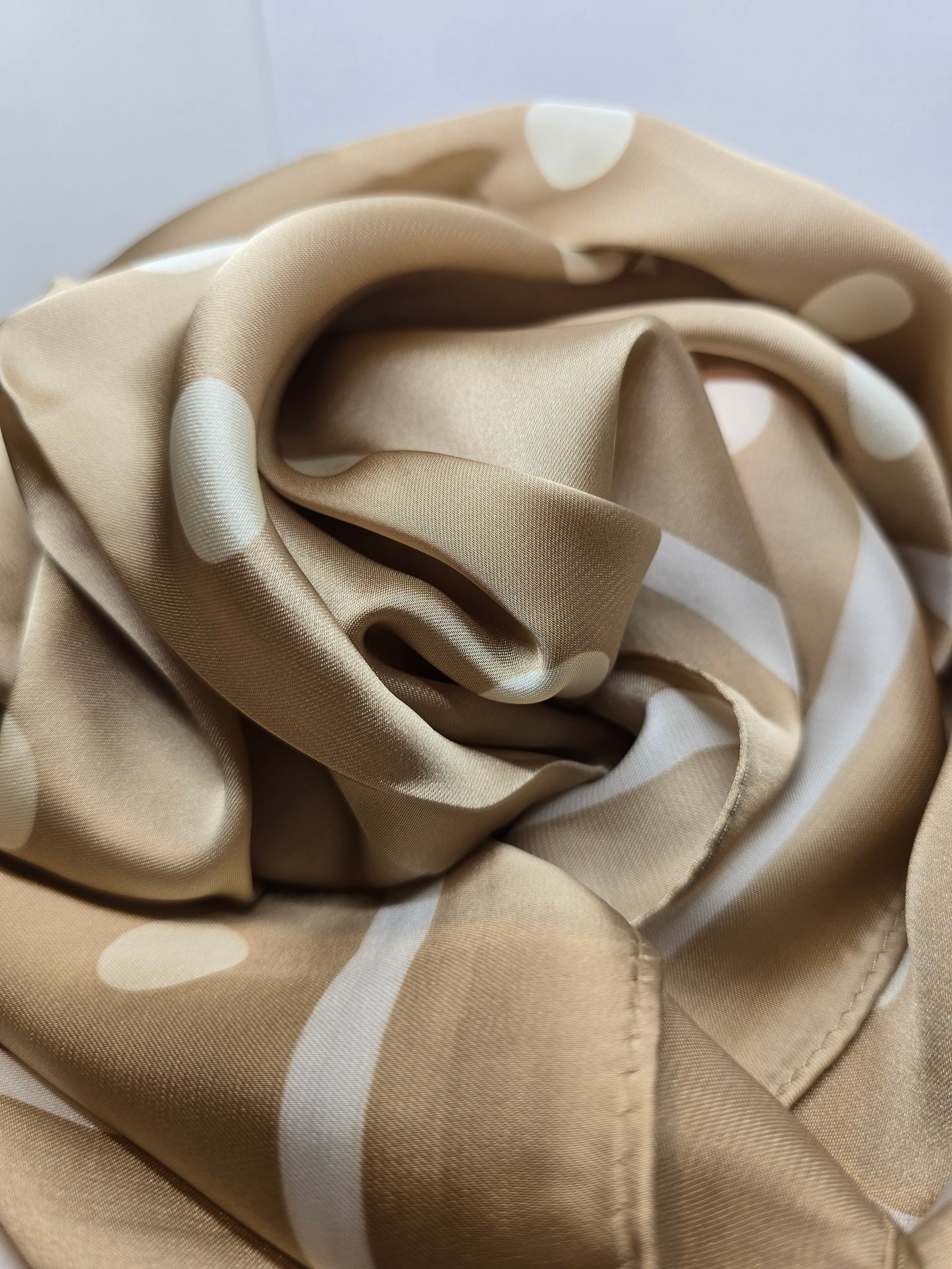Foulard beige à pois