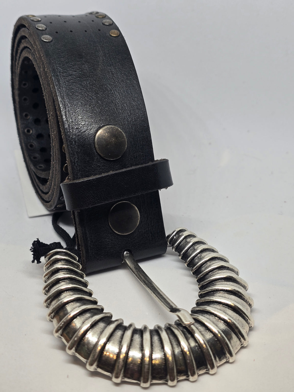 Ceinture noire à clous